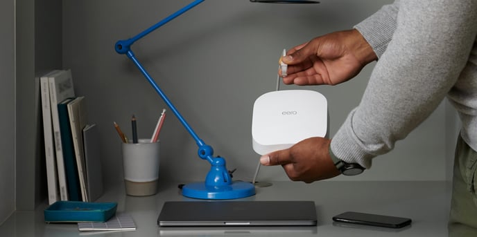 [eero Pro 6] Lifestyle office plugin 1_edit@2x