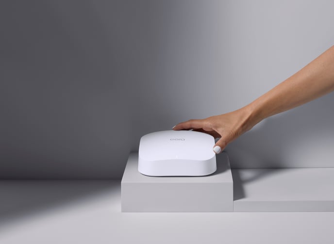 [eero Pro 6] Studio gray block hand 1
